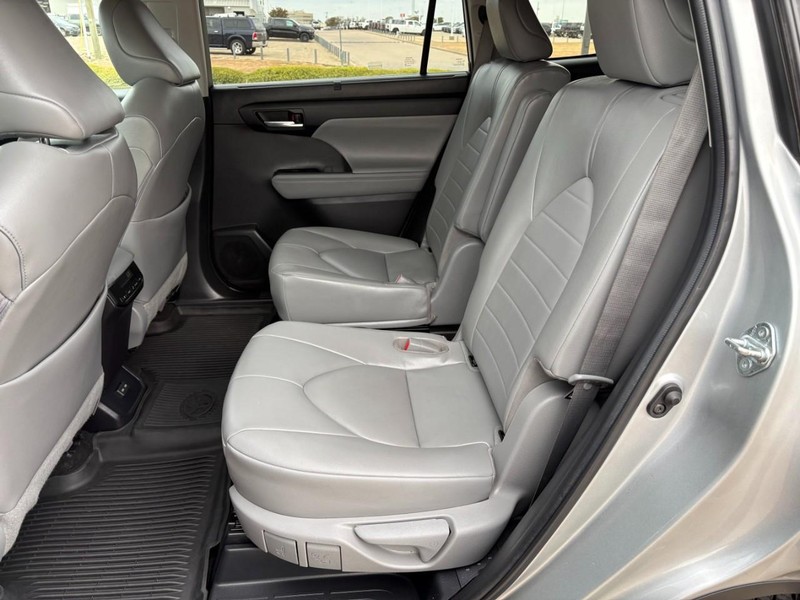 Toyota Highlander Vehicle Full-screen Gallery Image 15