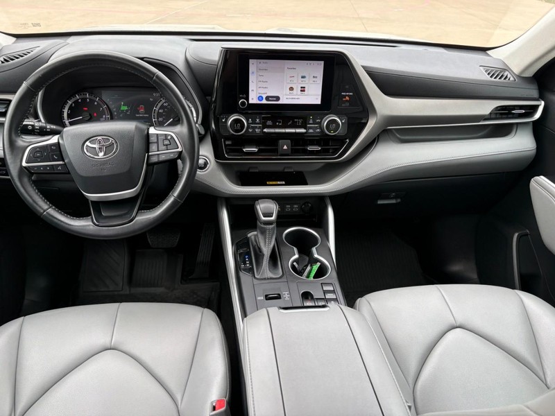 Toyota Highlander Vehicle Full-screen Gallery Image 16