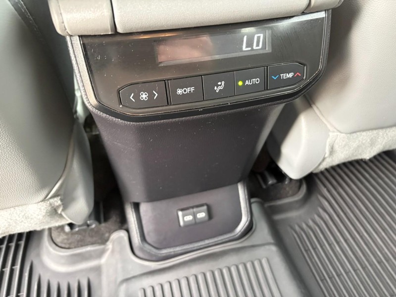 Toyota Highlander Vehicle Full-screen Gallery Image 17