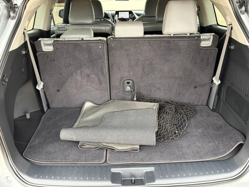 Toyota Highlander Vehicle Full-screen Gallery Image 18