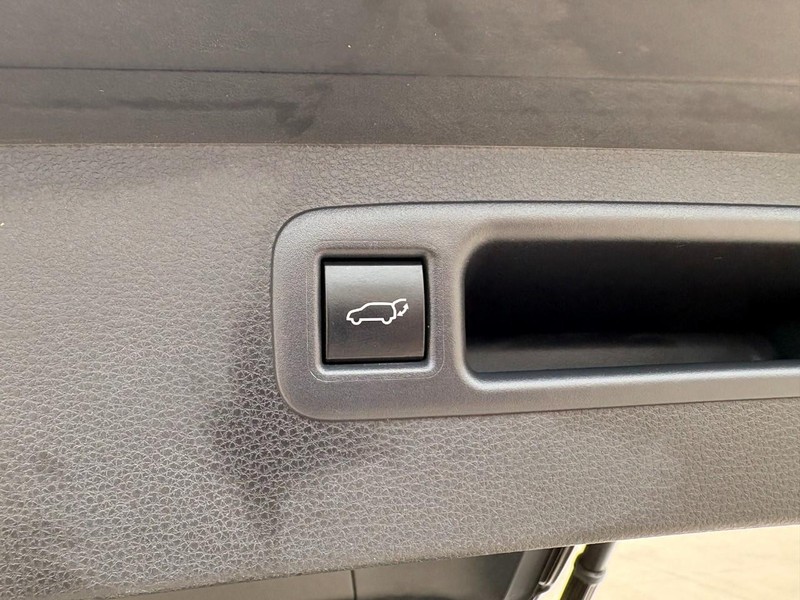 Toyota Highlander Vehicle Full-screen Gallery Image 19