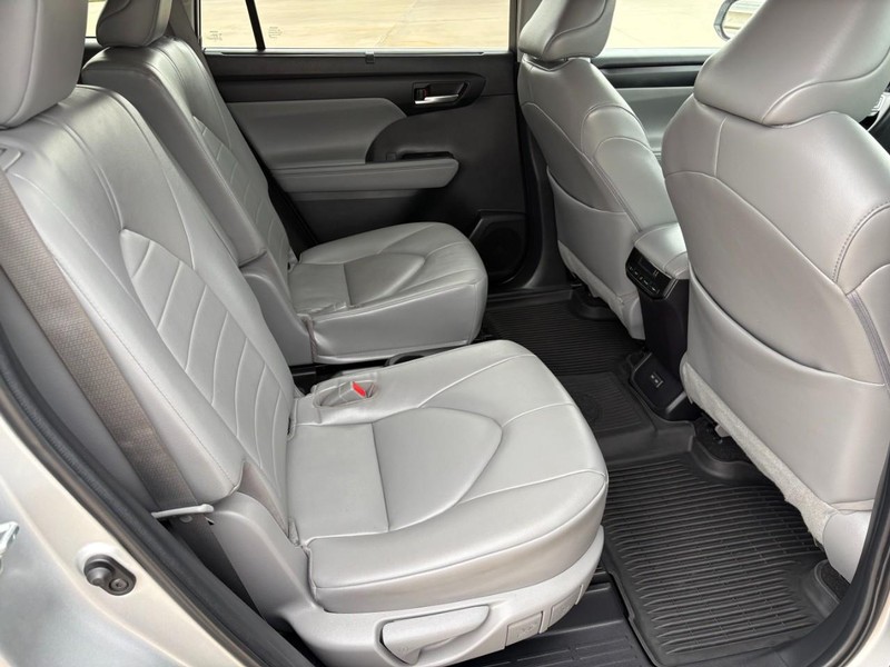 Toyota Highlander Vehicle Full-screen Gallery Image 20