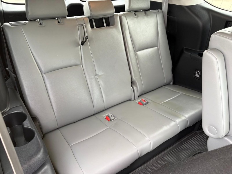 Toyota Highlander Vehicle Full-screen Gallery Image 21