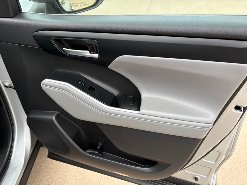 Toyota Highlander Vehicle Full-screen Gallery Image 22