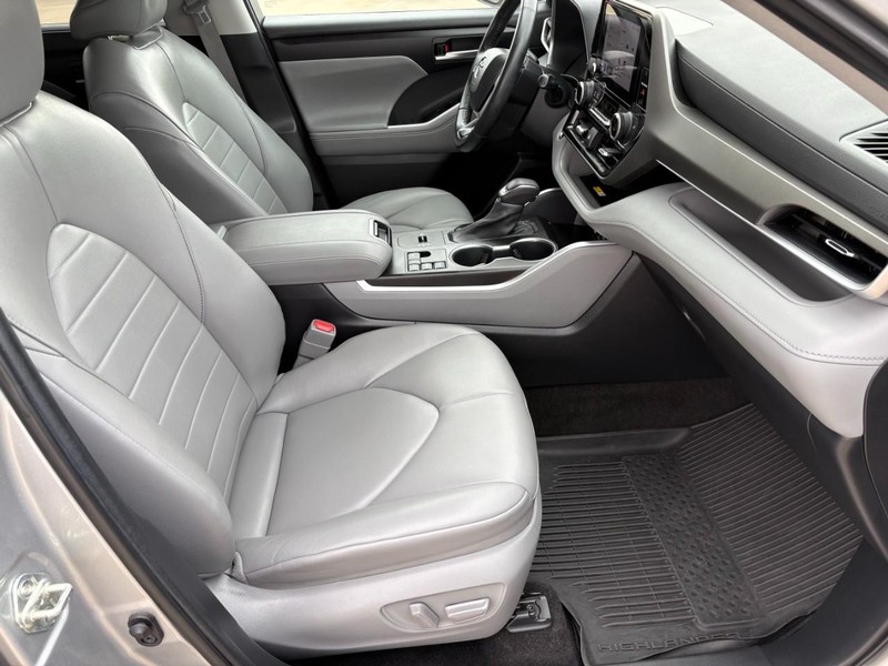 Toyota Highlander Vehicle Full-screen Gallery Image 23