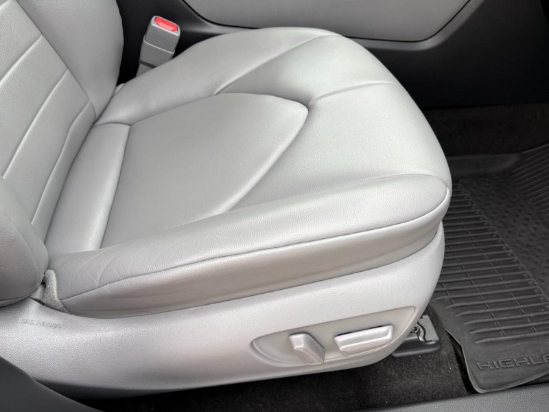 Toyota Highlander Vehicle Full-screen Gallery Image 24