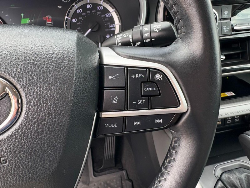 Toyota Highlander Vehicle Full-screen Gallery Image 26