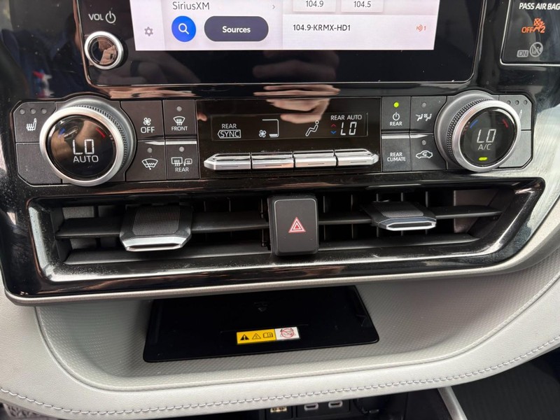 Toyota Highlander Vehicle Full-screen Gallery Image 28