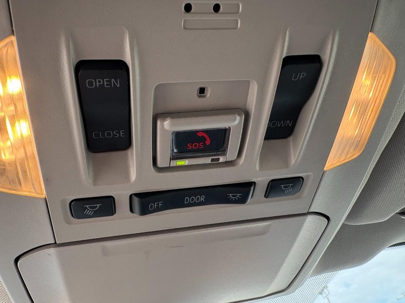 Toyota Highlander Vehicle Full-screen Gallery Image 31