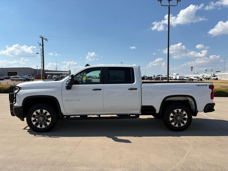 Chevrolet Silverado 2500HD Vehicle Full-screen Gallery Image 3