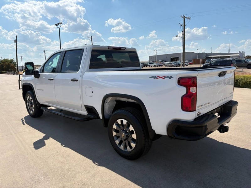 Chevrolet Silverado 2500HD Vehicle Full-screen Gallery Image 4