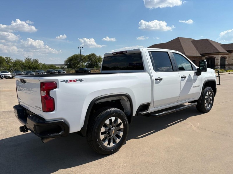 Chevrolet Silverado 2500HD Vehicle Full-screen Gallery Image 6