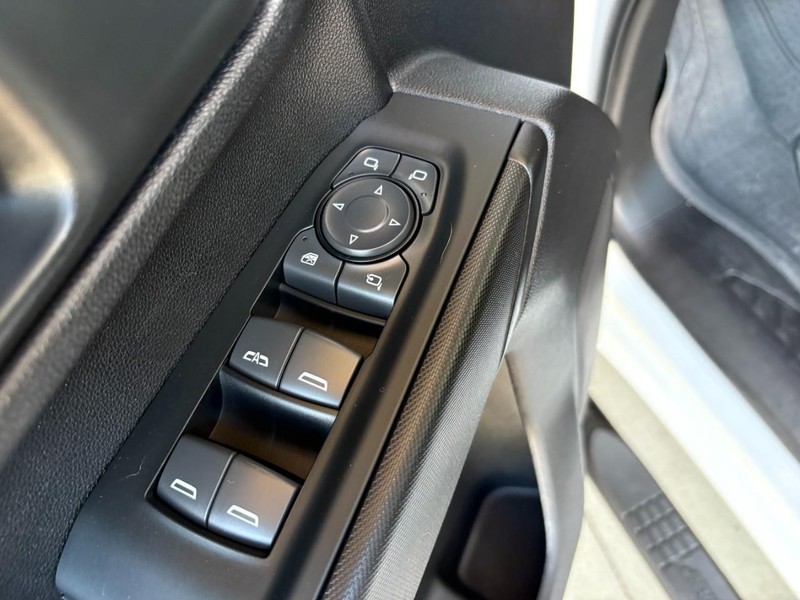 Chevrolet Silverado 2500HD Vehicle Full-screen Gallery Image 12