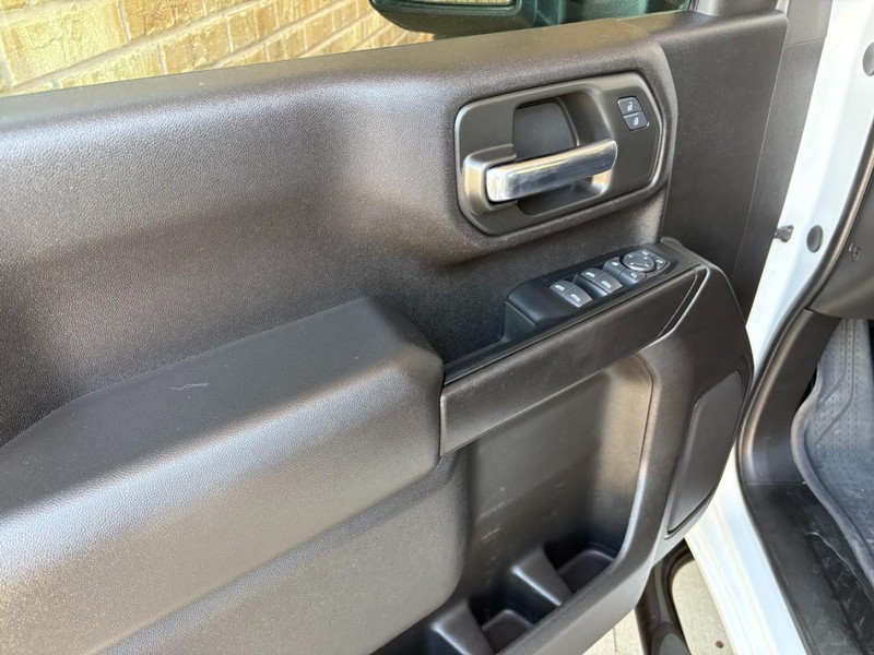 Chevrolet Silverado 2500HD Vehicle Full-screen Gallery Image 13