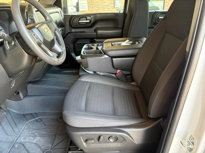 Chevrolet Silverado 2500HD Vehicle Full-screen Gallery Image 14