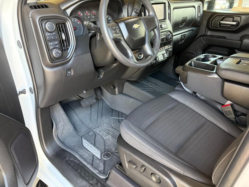 Chevrolet Silverado 2500HD Vehicle Full-screen Gallery Image 15
