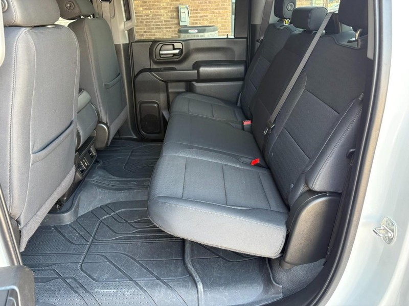 Chevrolet Silverado 2500HD Vehicle Full-screen Gallery Image 16