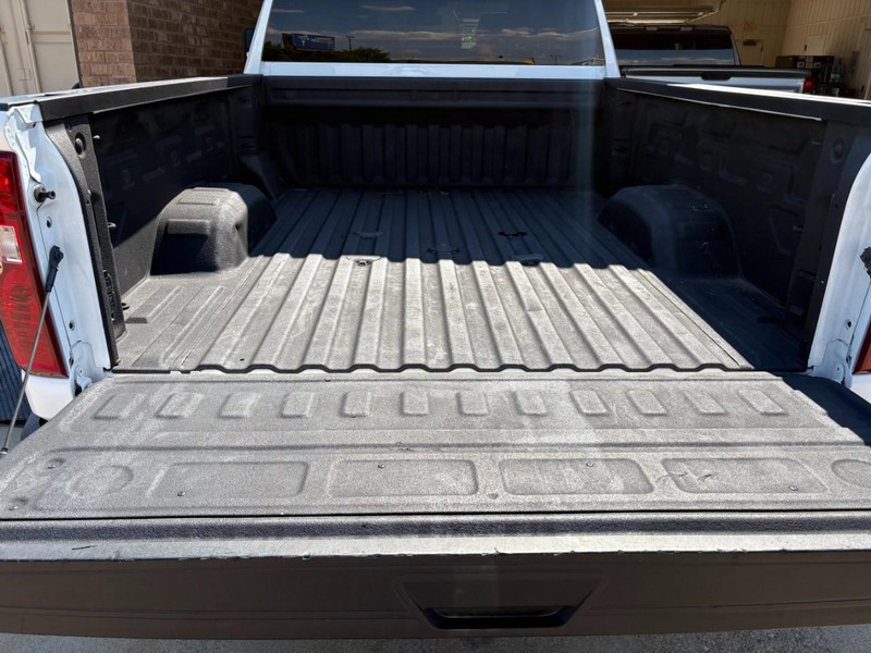 Chevrolet Silverado 2500HD Vehicle Full-screen Gallery Image 19