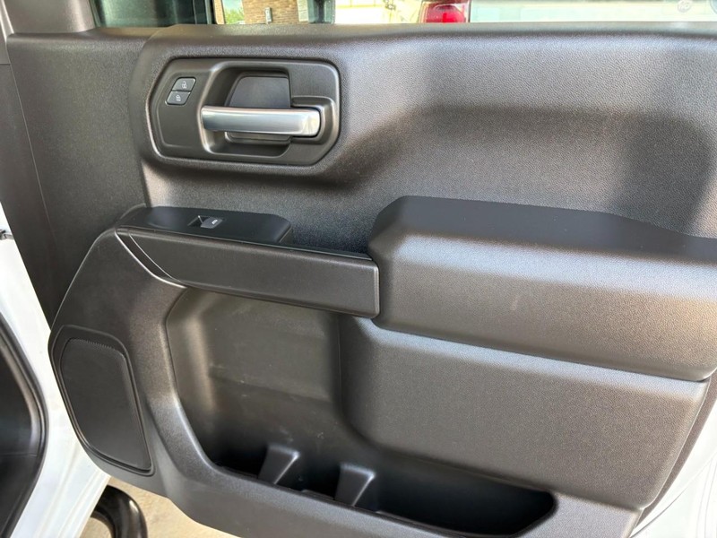 Chevrolet Silverado 2500HD Vehicle Full-screen Gallery Image 22