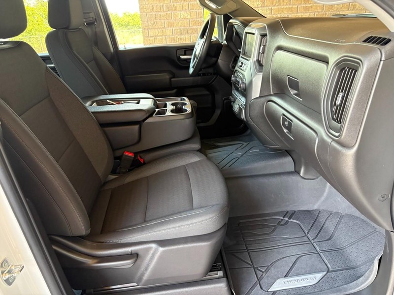 Chevrolet Silverado 2500HD Vehicle Full-screen Gallery Image 23
