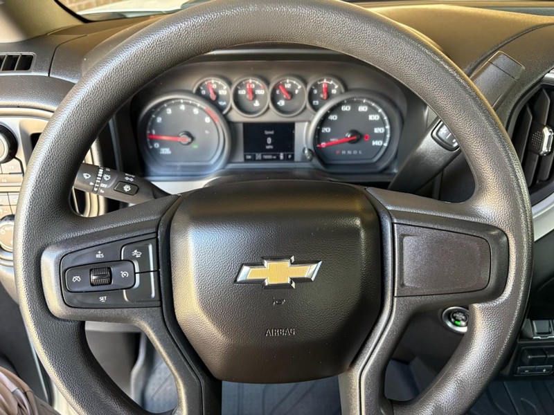 Chevrolet Silverado 2500HD Vehicle Full-screen Gallery Image 24
