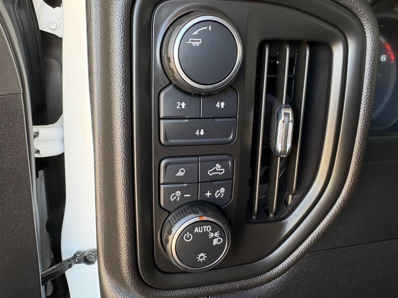 Chevrolet Silverado 2500HD Vehicle Full-screen Gallery Image 26