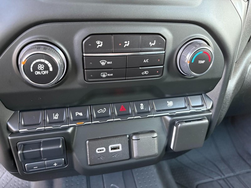 Chevrolet Silverado 2500HD Vehicle Full-screen Gallery Image 27