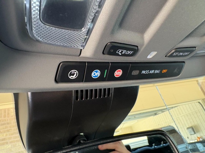Chevrolet Silverado 2500HD Vehicle Full-screen Gallery Image 30