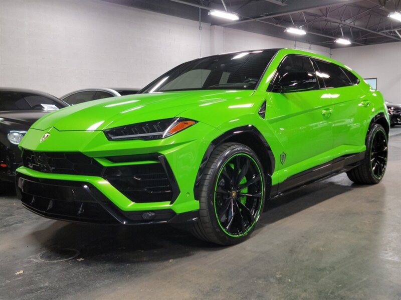 Lamborghini Urus Pearl capsule Vehicle Full-screen Gallery Image 02