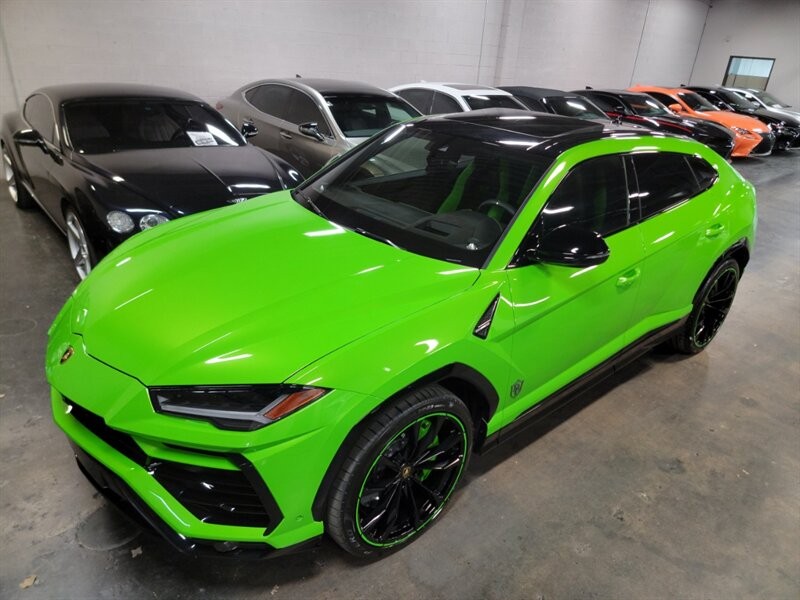 Lamborghini Urus Pearl capsule Vehicle Full-screen Gallery Image 03
