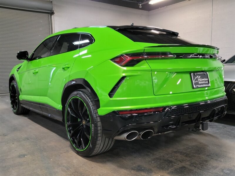 Lamborghini Urus Pearl capsule Vehicle Full-screen Gallery Image 07