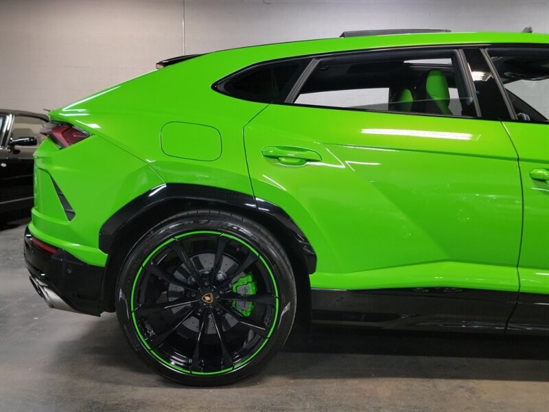 Lamborghini Urus Pearl capsule Vehicle Full-screen Gallery Image 11