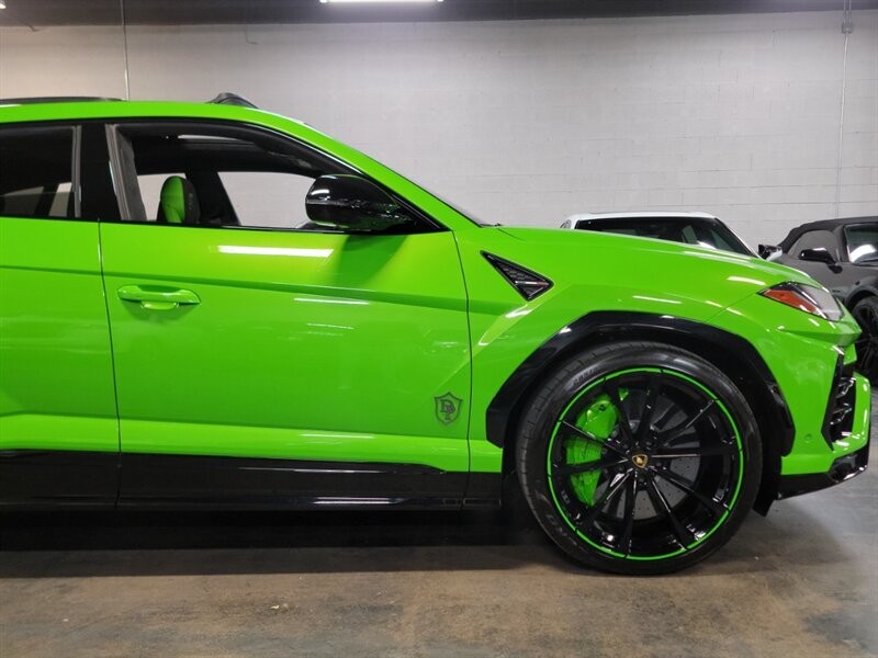 Lamborghini Urus Pearl capsule Vehicle Full-screen Gallery Image 12