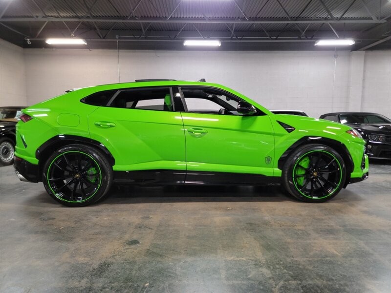 Lamborghini Urus Pearl capsule Vehicle Full-screen Gallery Image 13