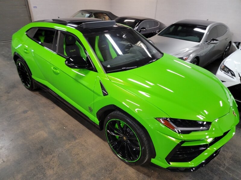 Lamborghini Urus Pearl capsule Vehicle Full-screen Gallery Image 15