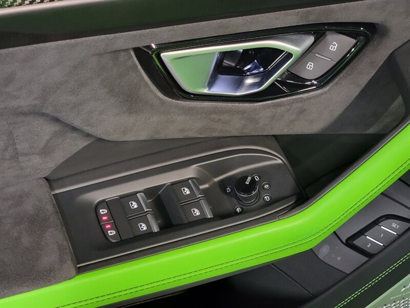 Lamborghini Urus Pearl capsule Vehicle Full-screen Gallery Image 18