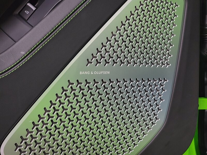 Lamborghini Urus Pearl capsule Vehicle Full-screen Gallery Image 19