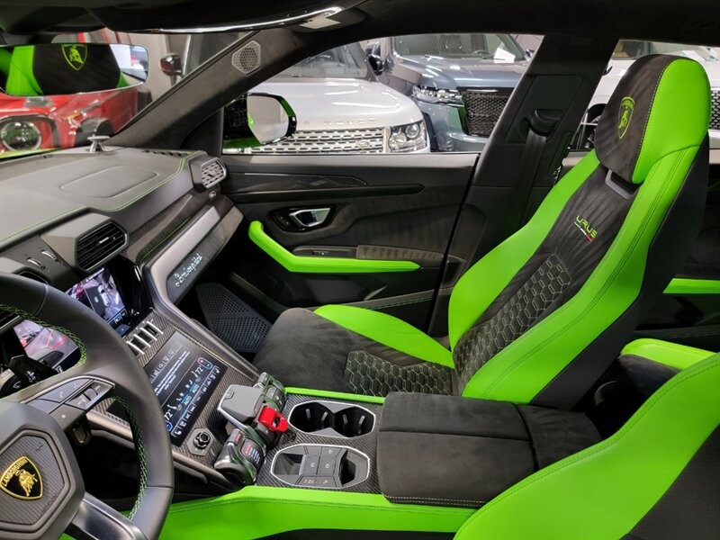 Lamborghini Urus Pearl capsule Vehicle Full-screen Gallery Image 20