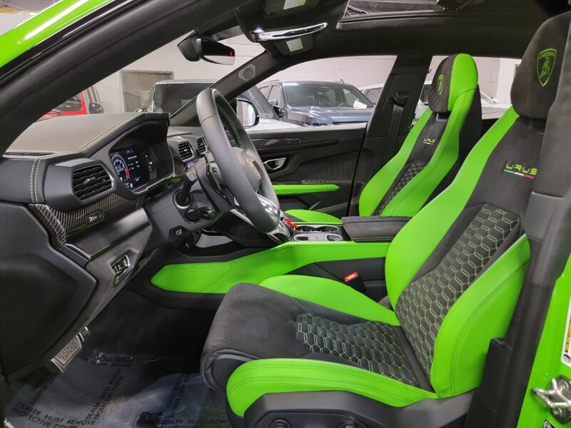 Lamborghini Urus Pearl capsule Vehicle Full-screen Gallery Image 21