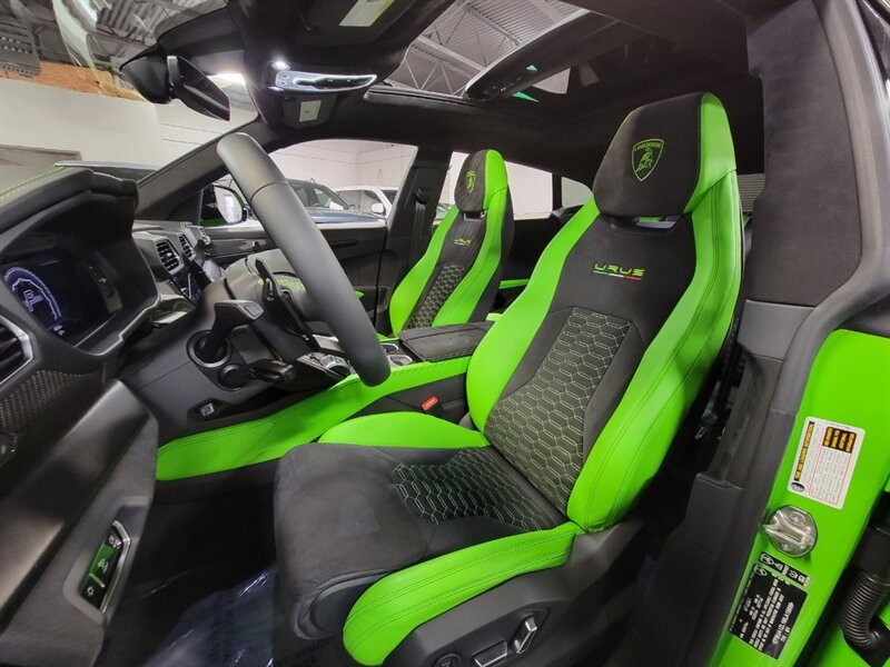 Lamborghini Urus Pearl capsule Vehicle Full-screen Gallery Image 22