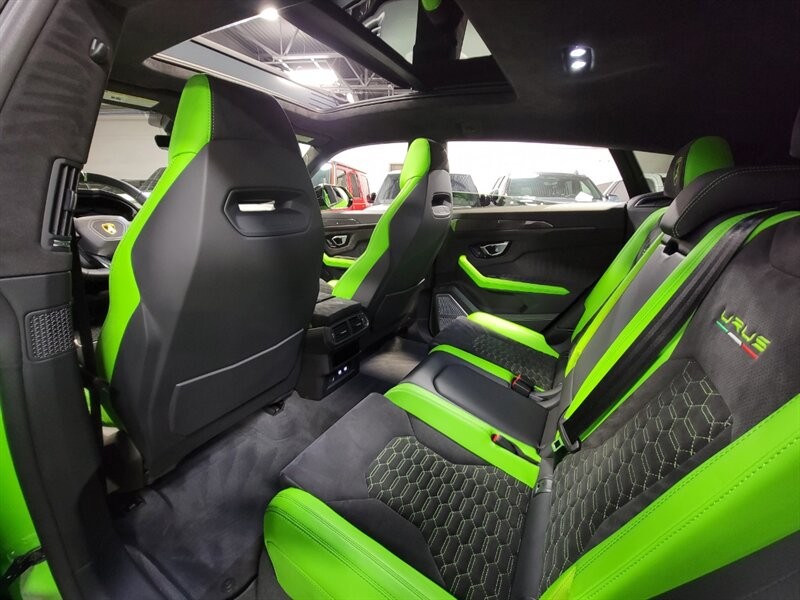 Lamborghini Urus Pearl capsule Vehicle Full-screen Gallery Image 24