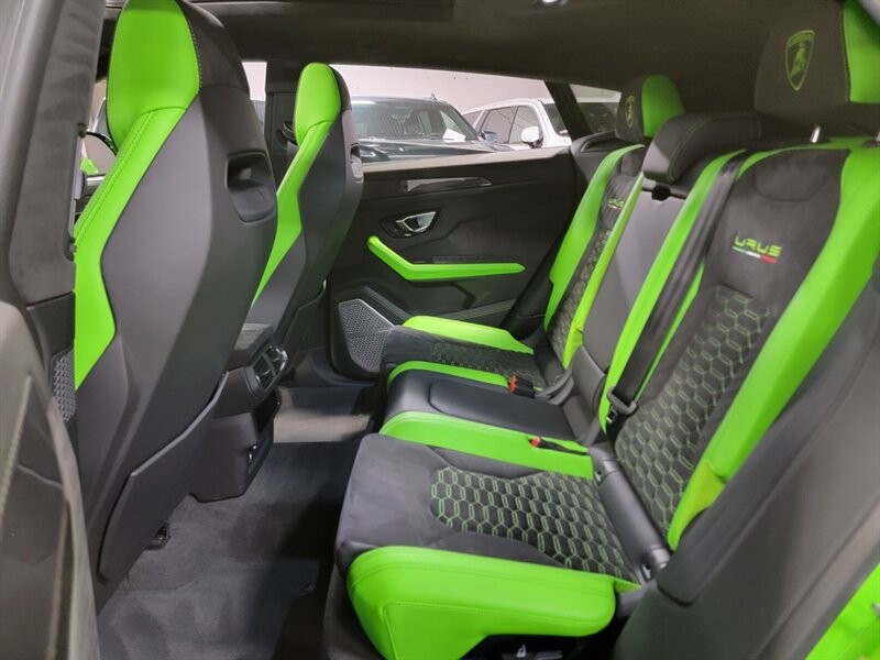 Lamborghini Urus Pearl capsule Vehicle Full-screen Gallery Image 26