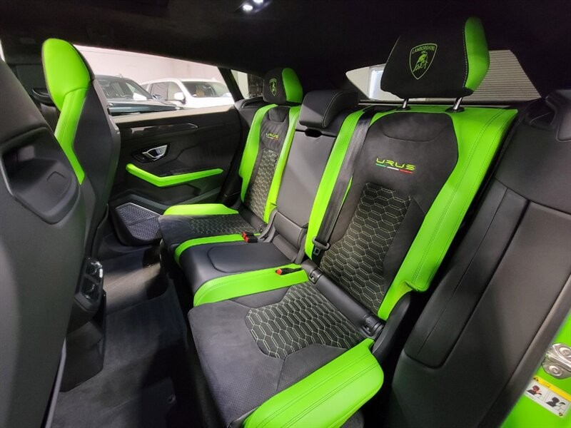 Lamborghini Urus Pearl capsule Vehicle Full-screen Gallery Image 27