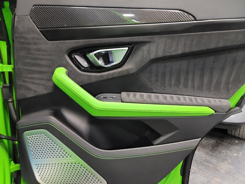 Lamborghini Urus Pearl capsule Vehicle Full-screen Gallery Image 28