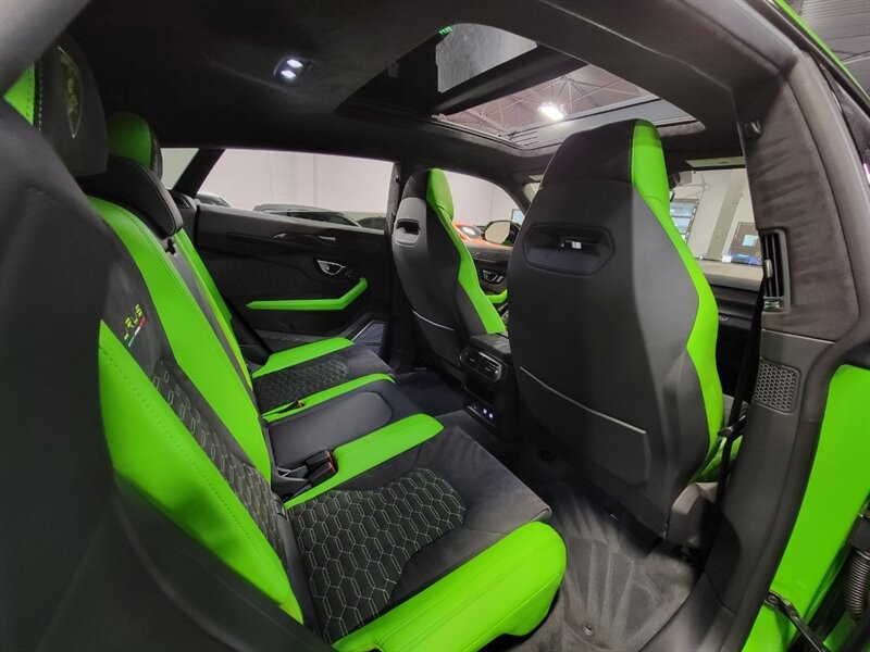 Lamborghini Urus Pearl capsule Vehicle Full-screen Gallery Image 29