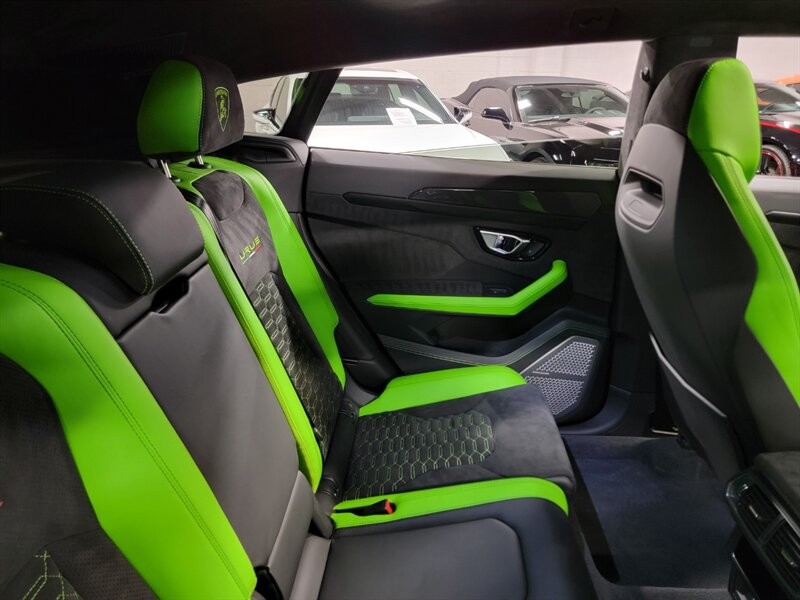 Lamborghini Urus Pearl capsule Vehicle Full-screen Gallery Image 30