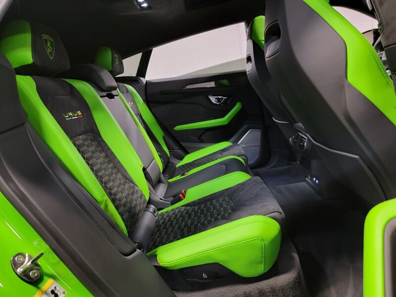 Lamborghini Urus Pearl capsule Vehicle Full-screen Gallery Image 31