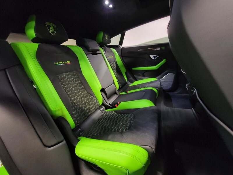 Lamborghini Urus Pearl capsule Vehicle Full-screen Gallery Image 32