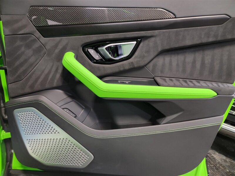 Lamborghini Urus Pearl capsule Vehicle Full-screen Gallery Image 33