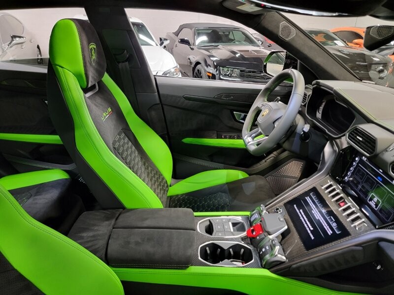 Lamborghini Urus Pearl capsule Vehicle Full-screen Gallery Image 34